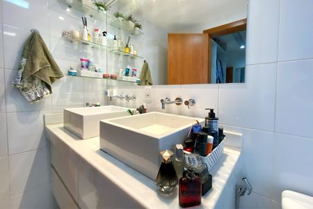 Apartamento à venda com 143m², 4 quartos e 3 vagasBanheiro da Suíte 1