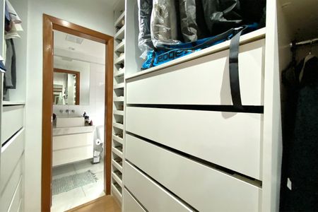 Apartamento à venda com 143m², 4 quartos e 3 vagasCloset da suíte 1