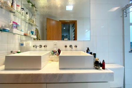 Apartamento à venda com 143m², 4 quartos e 3 vagasBanheiro da Suíte 1