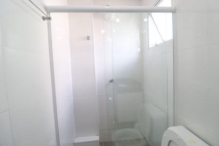 Banheiro da Suíte de apartamento para alugar com 2 quartos, 55m² em Santa Mônica, Uberlândia
