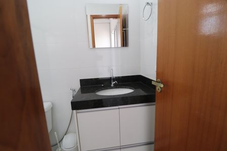 Banheiro da Suíte de apartamento para alugar com 2 quartos, 55m² em Santa Mônica, Uberlândia