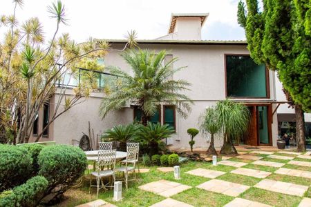 Casa à venda com 919m², 5 quartos e 5 vagas Casa à venda com 919m², 5 quartos e 5 vagasFoto 03