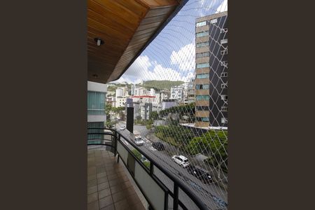 Apartamento para alugar com 100m², 4 quartos e 2 vagasVaranda