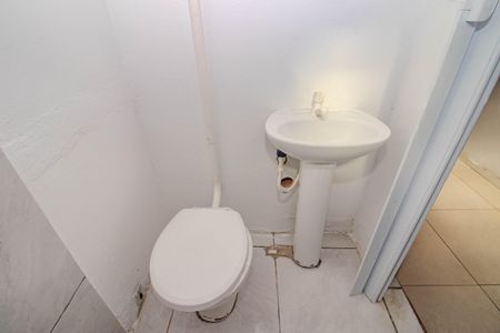 Banheiro de kitnet/studio para alugar com 1 quarto, 30m² em Rubem Berta, Porto Alegre