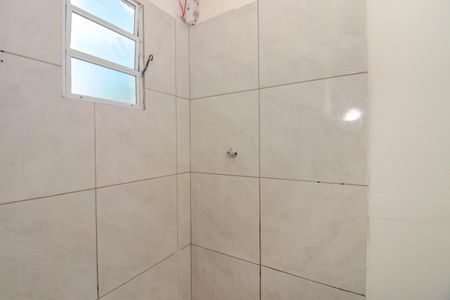 Banheiro de kitnet/studio para alugar com 1 quarto, 30m² em Rubem Berta, Porto Alegre