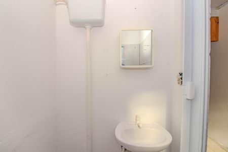 Banheiro de kitnet/studio para alugar com 1 quarto, 30m² em Rubem Berta, Porto Alegre