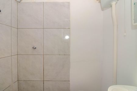 Banheiro de kitnet/studio para alugar com 1 quarto, 30m² em Rubem Berta, Porto Alegre