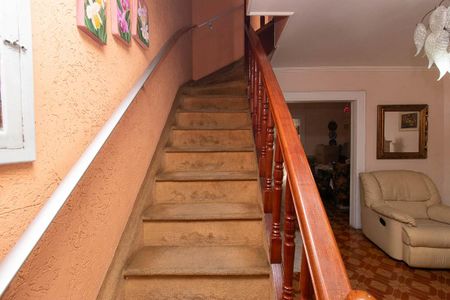 Casa à venda com 80m², 2 quartos e 2 vagasEscada