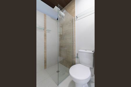 Banheiro de kitnet/studio para alugar com 1 quarto, 18m² em Parque Cisper, São Paulo