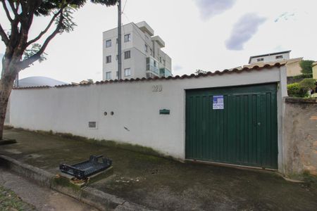 Casa à venda com 420m², 3 quartos e 3 vagasFachada