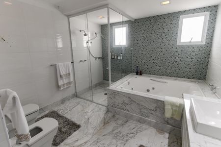 Apartamento à venda com 280m², 4 quartos e 4 vagas Apartamento à venda com 280m², 4 quartos e 4 vagasBanheiro da Suíte 1