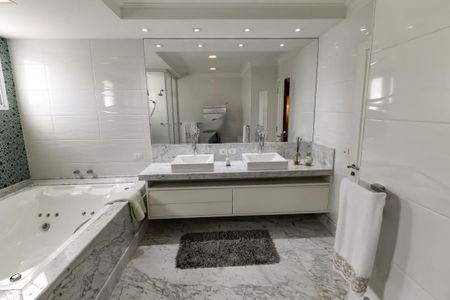 Apartamento à venda com 280m², 4 quartos e 4 vagas Apartamento à venda com 280m², 4 quartos e 4 vagasBanheiro da Suíte 1