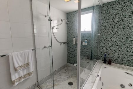 Apartamento à venda com 280m², 4 quartos e 4 vagas Apartamento à venda com 280m², 4 quartos e 4 vagasBanheiro da Suíte 1