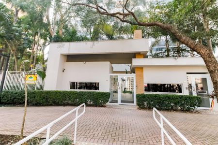 Apartamento à venda com 280m², 4 quartos e 4 vagas Apartamento à venda com 280m², 4 quartos e 4 vagasFachada e portaria