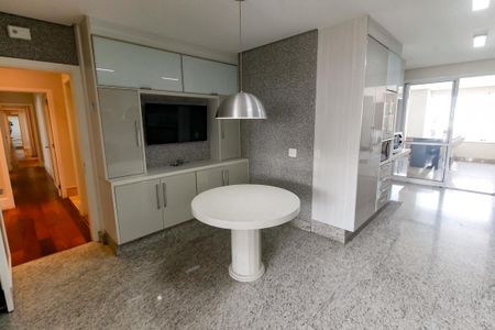 Apartamento à venda com 280m², 4 quartos e 4 vagas Apartamento à venda com 280m², 4 quartos e 4 vagasCozinha - Armários
