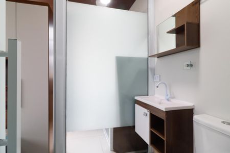 Banheiro de kitnet/studio para alugar com 1 quarto, 21m² em Parque Cisper, São Paulo