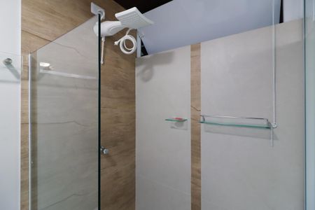 Banheiro de kitnet/studio para alugar com 1 quarto, 21m² em Parque Cisper, São Paulo