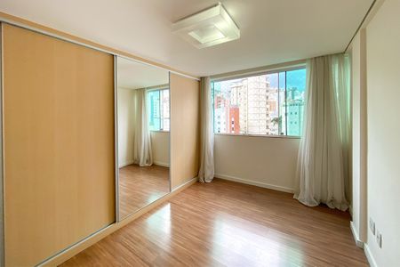 Apartamento à venda com 250m², 3 quartos e 4 vagas Apartamento à venda com 250m², 3 quartos e 4 vagasSuite 1