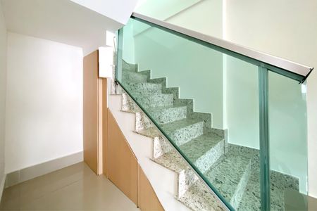 Apartamento à venda com 250m², 3 quartos e 4 vagas Apartamento à venda com 250m², 3 quartos e 4 vagasEscadas