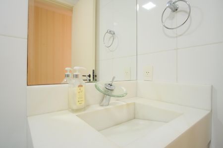 Apartamento à venda com 74m², 2 quartos e 2 vagasBanheiro Social