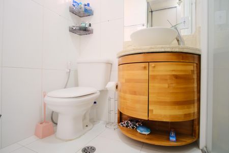 Apartamento à venda com 74m², 2 quartos e 2 vagasBanheiro da Suíte