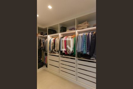 Casa à venda com 330m², 3 quartos e 4 vagas Casa à venda com 330m², 3 quartos e 4 vagasCloset