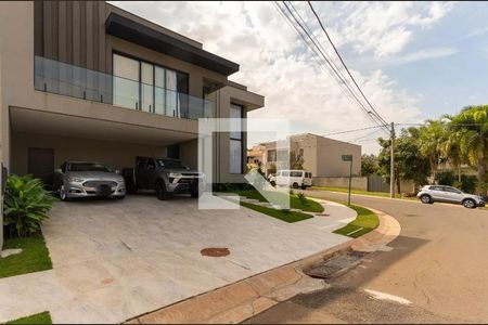 Casa à venda com 330m², 3 quartos e 4 vagas Casa à venda com 330m², 3 quartos e 4 vagasÁrea externa