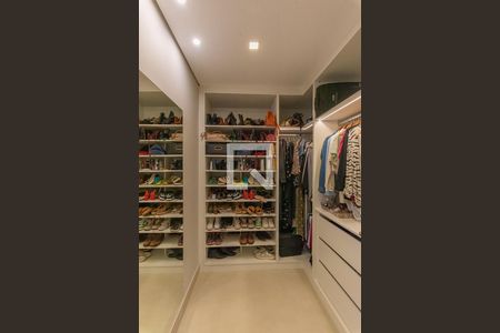 Casa à venda com 330m², 3 quartos e 4 vagas Casa à venda com 330m², 3 quartos e 4 vagasCloset