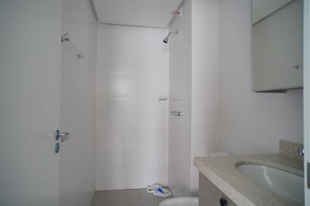 Banheiro  de kitnet/studio à venda com 1 quarto, 24m² em Independência, Porto Alegre