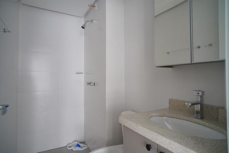 Banheiro  de kitnet/studio à venda com 1 quarto, 24m² em Independência, Porto Alegre