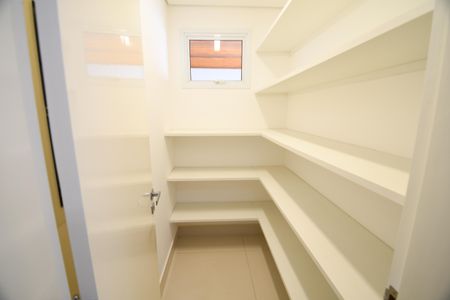 Casa de condomínio para alugar com 420m², 4 quartos e 4 vagasCozinha - Despensa