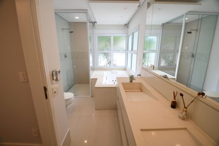 Casa de condomínio para alugar com 420m², 4 quartos e 4 vagasBanheiro Suíte