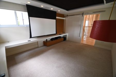 Casa de condomínio para alugar com 420m², 4 quartos e 4 vagasSala de TV