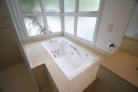 Casa de condomínio para alugar com 420m², 4 quartos e 4 vagasBanheiro Suíte