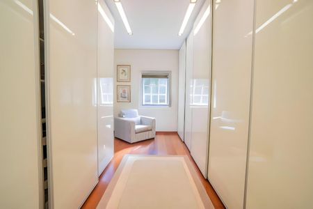 Casa de condomínio à venda com 600m², 4 quartos e 4 vagas Casa de condomínio à venda com 600m², 4 quartos e 4 vagasCloset