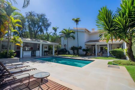 Casa de condomínio à venda com 600m², 4 quartos e 4 vagas Casa de condomínio à venda com 600m², 4 quartos e 4 vagasÁrea externa