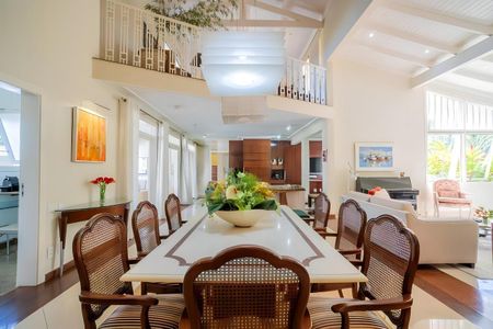 Casa de condomínio à venda com 600m², 4 quartos e 4 vagas Casa de condomínio à venda com 600m², 4 quartos e 4 vagasSala