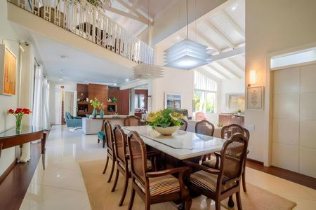 Casa de condomínio à venda com 600m², 4 quartos e 4 vagas Casa de condomínio à venda com 600m², 4 quartos e 4 vagasSala