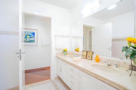 Casa de condomínio à venda com 600m², 4 quartos e 4 vagas Casa de condomínio à venda com 600m², 4 quartos e 4 vagasBanheiro