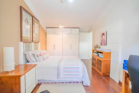 Casa de condomínio à venda com 600m², 4 quartos e 4 vagas Casa de condomínio à venda com 600m², 4 quartos e 4 vagasQuarto