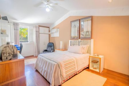 Casa de condomínio à venda com 600m², 4 quartos e 4 vagas Casa de condomínio à venda com 600m², 4 quartos e 4 vagasQuarto