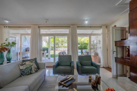 Casa de condomínio à venda com 600m², 4 quartos e 4 vagas Casa de condomínio à venda com 600m², 4 quartos e 4 vagasSala