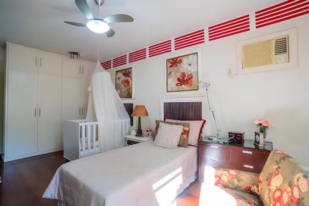 Casa de condomínio à venda com 600m², 4 quartos e 4 vagas Casa de condomínio à venda com 600m², 4 quartos e 4 vagasQuarto