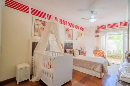 Casa de condomínio à venda com 600m², 4 quartos e 4 vagas Casa de condomínio à venda com 600m², 4 quartos e 4 vagasQuarto