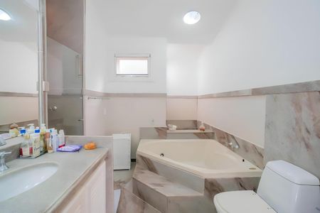 Casa de condomínio à venda com 600m², 4 quartos e 4 vagas Casa de condomínio à venda com 600m², 4 quartos e 4 vagasBanheiro