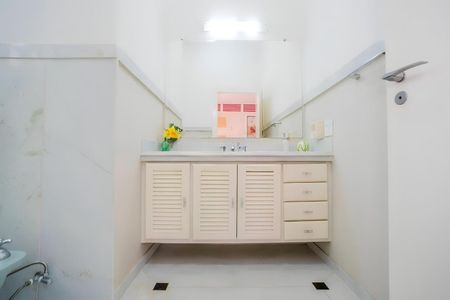 Casa de condomínio à venda com 600m², 4 quartos e 4 vagas Casa de condomínio à venda com 600m², 4 quartos e 4 vagasBanheiro