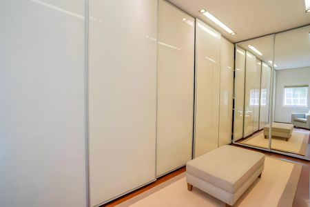 Casa de condomínio à venda com 600m², 4 quartos e 4 vagas Casa de condomínio à venda com 600m², 4 quartos e 4 vagasCloset