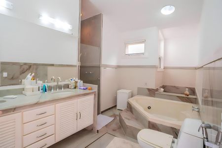 Casa de condomínio à venda com 600m², 4 quartos e 4 vagas Casa de condomínio à venda com 600m², 4 quartos e 4 vagasBanheiro