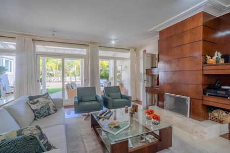 Casa de condomínio à venda com 600m², 4 quartos e 4 vagas Casa de condomínio à venda com 600m², 4 quartos e 4 vagasSala