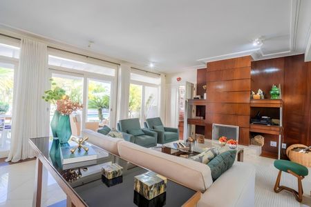 Casa de condomínio à venda com 600m², 4 quartos e 4 vagas Casa de condomínio à venda com 600m², 4 quartos e 4 vagasSala